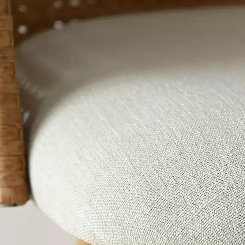 Ronde eettafelset voor 4 personen, tafel met voetstuk in natuurlijke houttint en gestoffeerde eetkamerstoelen met rotan rugleuningen, ideaal voor de eetkamer-Panipeachy