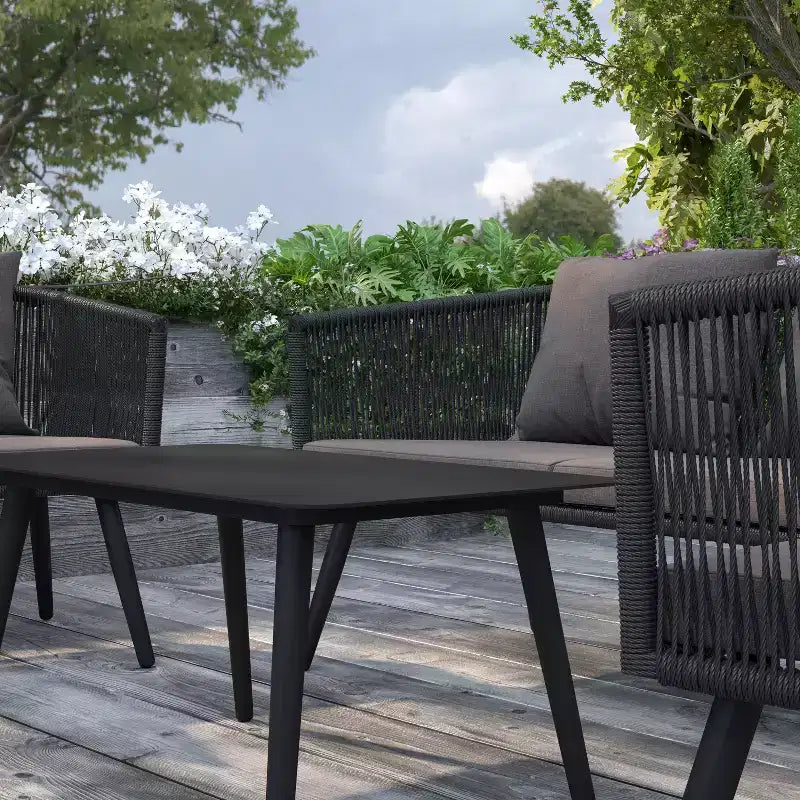Merrick Lane tuinmeubelset voor buiten met 4 delen: zwarte loveseat en 2 stoelen met gevlochten aluminium frame en salontafel, met grijze kussens