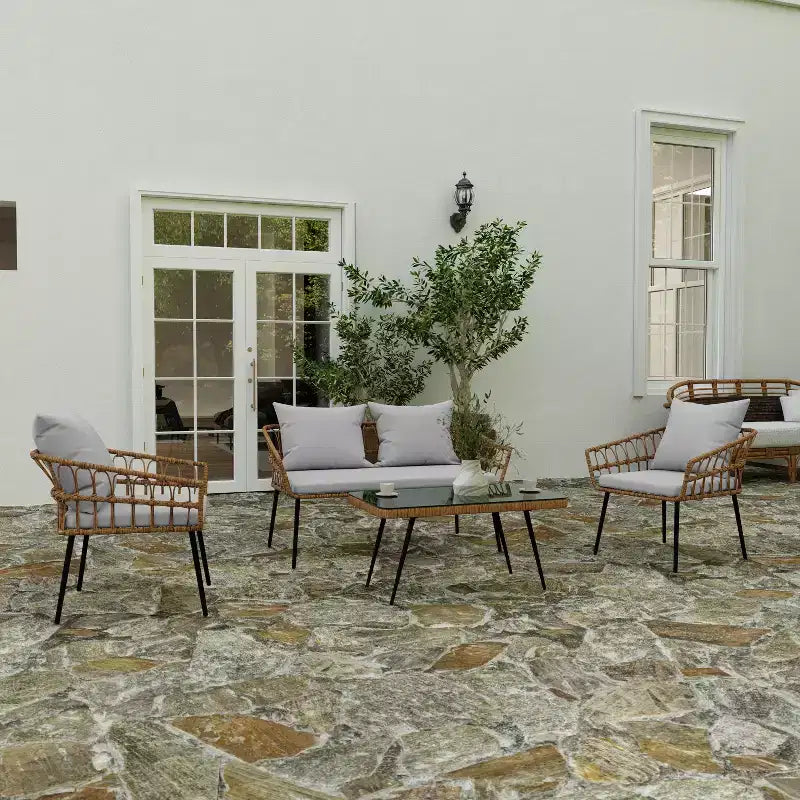 Merrick Lane vierdelige boho-patiomeubelset van natuurlijk rotan touw met open vlechtwerk voor binnen en buiten, met twee stoelen, een tweezitsbank en een tafel met kussens