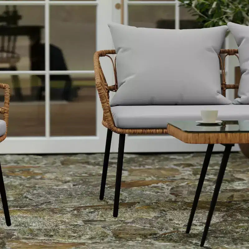 Merrick Lane vierdelige boho-patiomeubelset van natuurlijk rotan touw met open vlechtwerk voor binnen en buiten, met twee stoelen, een tweezitsbank en een tafel met kussens