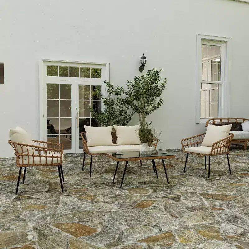 Merrick Lane vierdelige boho-patiomeubelset van natuurlijk rotan touw met open vlechtwerk voor binnen en buiten, met twee stoelen, een tweezitsbank en een tafel met kussens